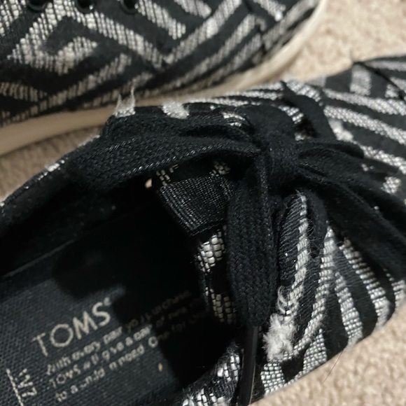 TOMS women’s striped sneakers size 7! - Picture 6 of 11